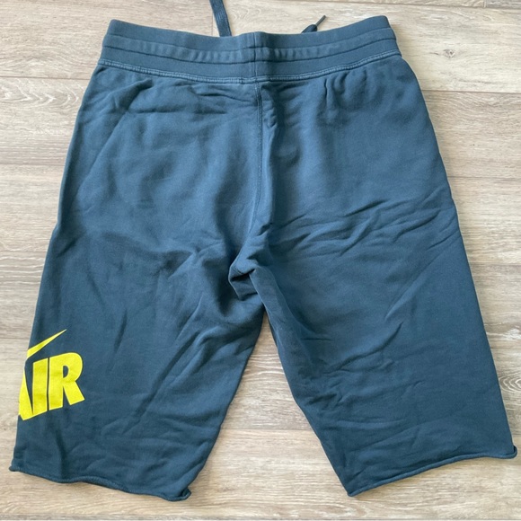 Nike Air Shorts - Picture 3 of 4